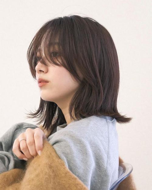 日式齐肩短发,修饰脸型显气质 日式齐肩短发,修饰脸型显气质