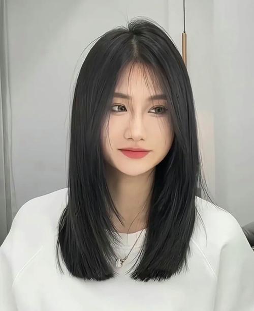 中长款头发发型_百搭又显脸小,中年女性烫发更添气质 中长款头发发型_百搭又显脸小,中年女性烫发更添气质