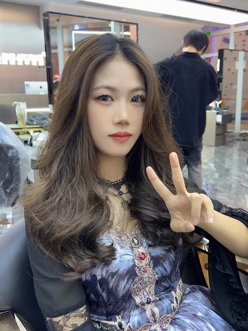 圆形脸适合什么发型女_刘海与设计显修长