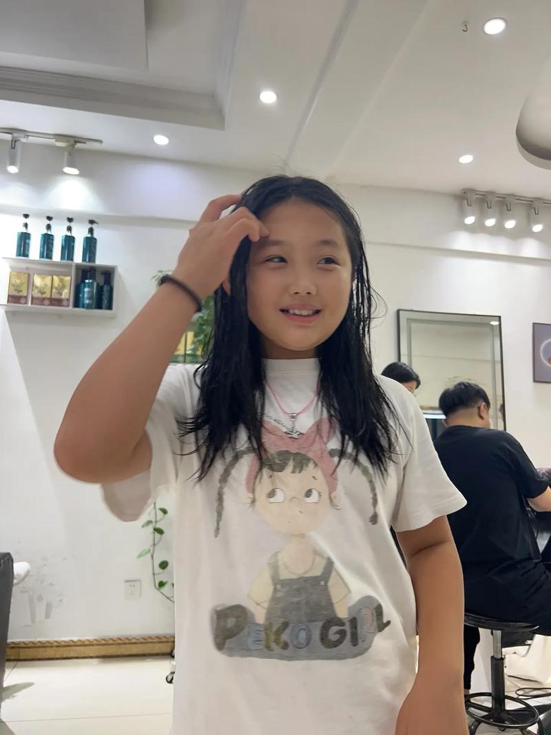 小姑娘发型_可爱女孩短发编发，时尚又好看！