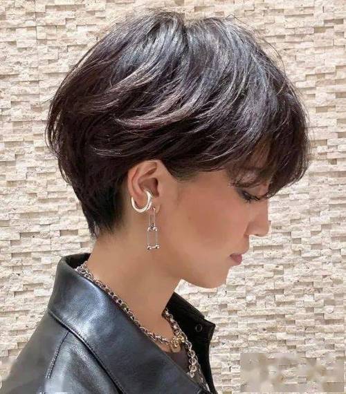 面部扁平的人适合短头发吗_侧分卷发显脸长，短发配眼镜更时尚