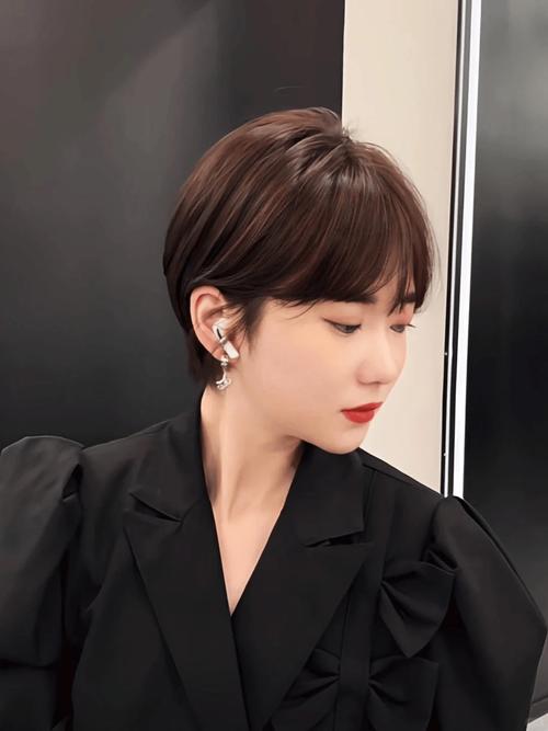 30一40岁女人减龄短发_30+女性减龄短发,波波头层次露耳,自信闪耀! 30一40岁女人减龄短发_30+女性减龄短发,波波头层次露耳,自信闪耀!
