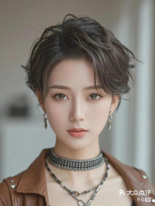 头小脸小适合什么发型_短发中长发，刘海内扣显协调