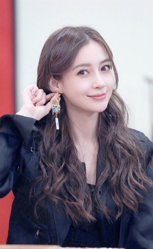 倒瓜子脸女生适合什么发型_瓜子脸发型搭配技巧，修饰脸型显气质