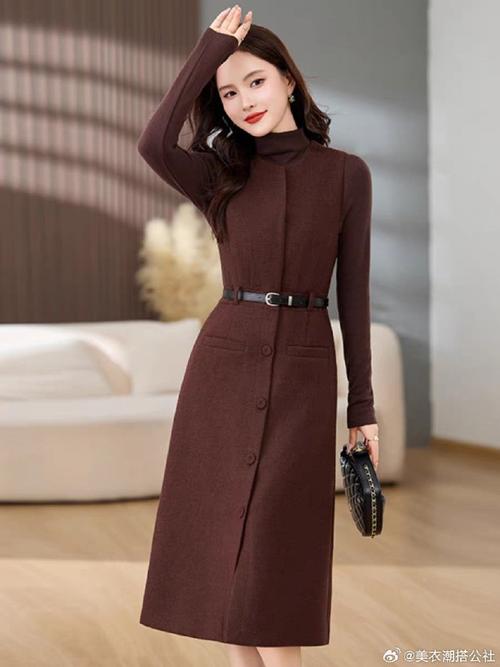 羊毛连衣裙的搭配图片_秋冬毛呢大衣配高领连衣裙，显气质又显瘦！