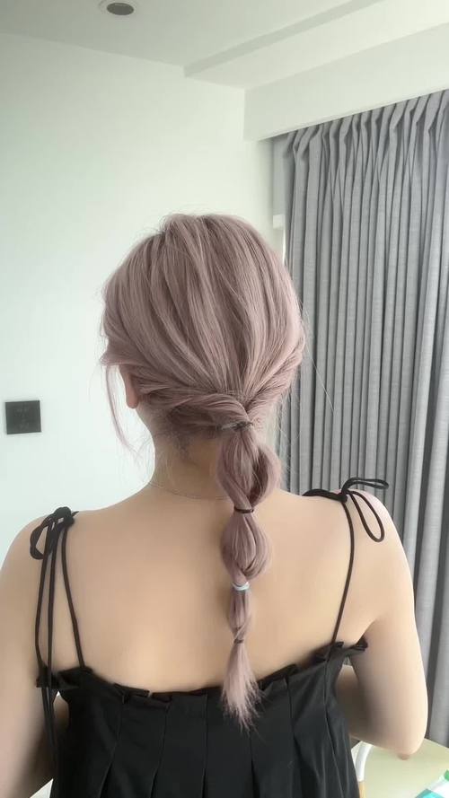 侧低马尾麻花辫扎法_加麻花辫显俏皮慵懒 侧低马尾麻花辫扎法_加麻花辫显俏皮慵懒