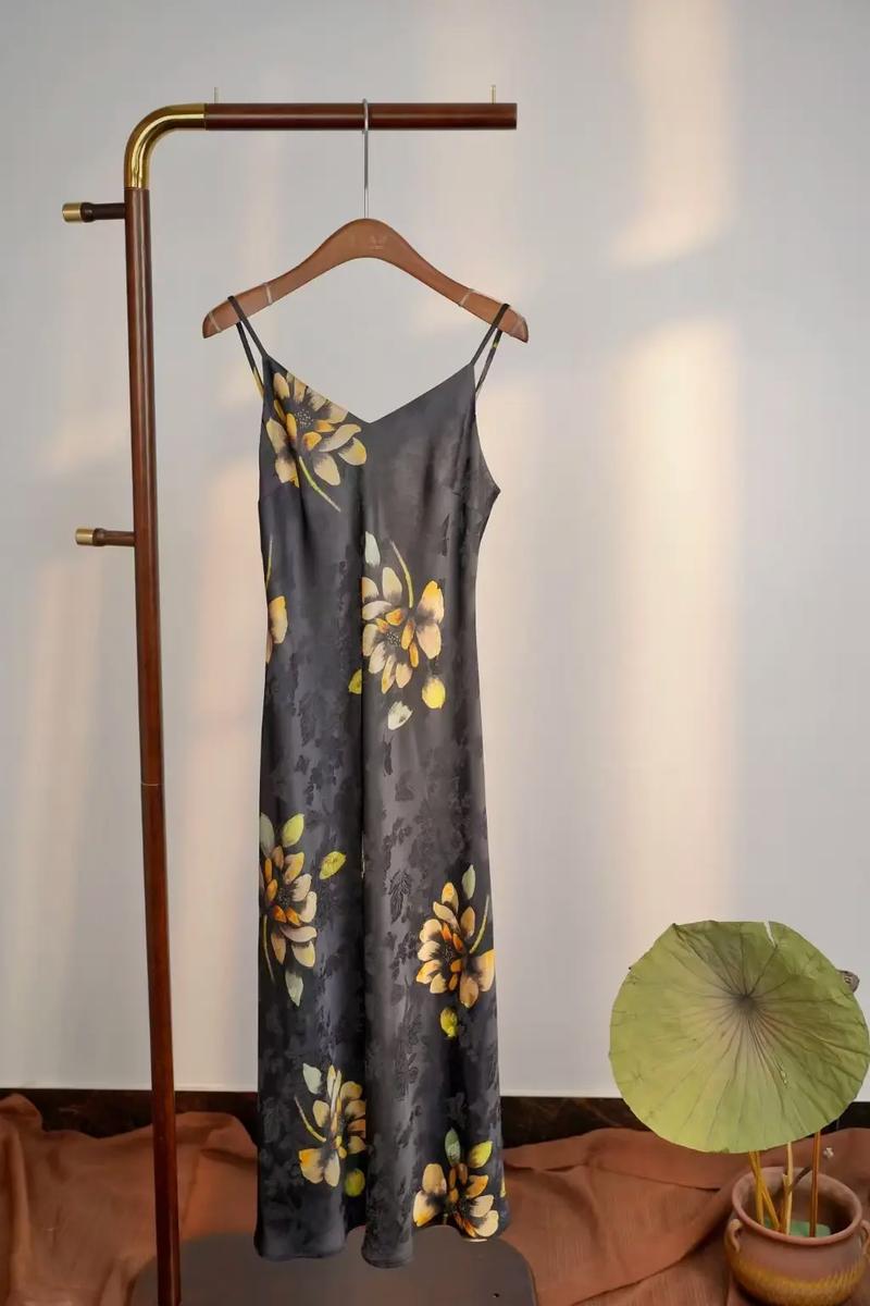 香云纱吊带裙配什么外套_夏季百搭时尚，轻松穿出层次感！