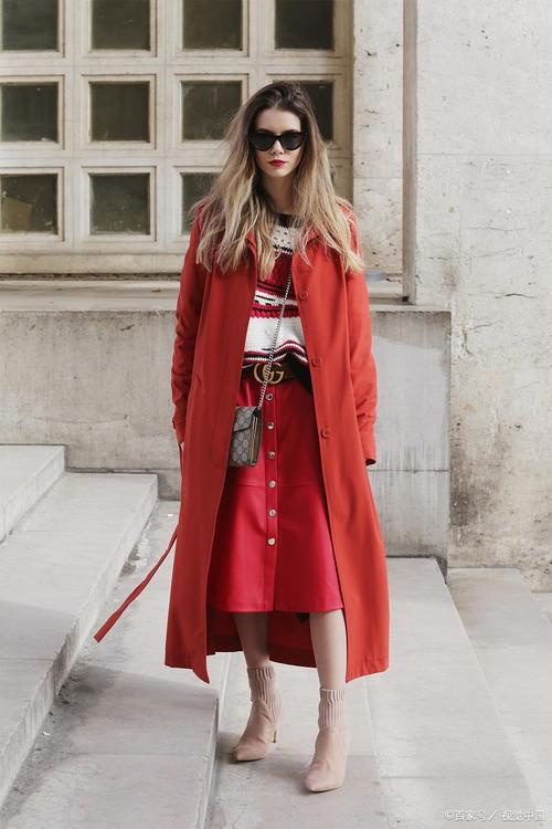 红色大衣配什么内搭_红大衣搭白T休闲裤，街头或正式感随心变！