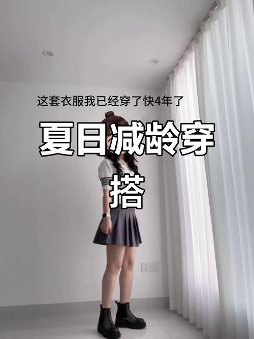 深灰色百褶裙怎么搭配_百褶裙百搭！黑裙配白黑上衣，甜美活力全搞定