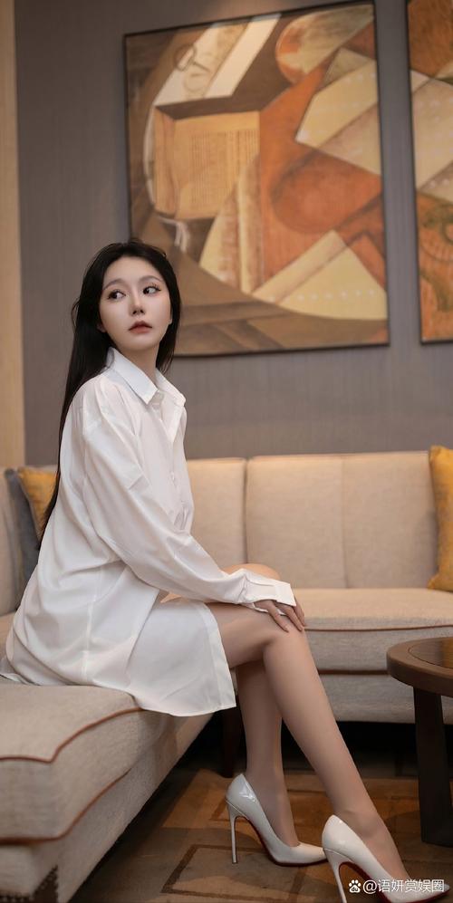 女穿真空白衬衫_女星演绎经典与创新