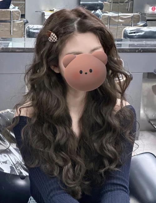 发量巨多女生的发型_丰盈发量？巧用发型变轻盈！