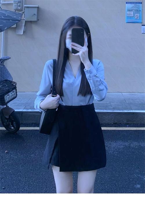 女校花穿蓝色衬衫和黑色短裙图片_蓝衬衫黑短裙，优雅又自信的女人味
