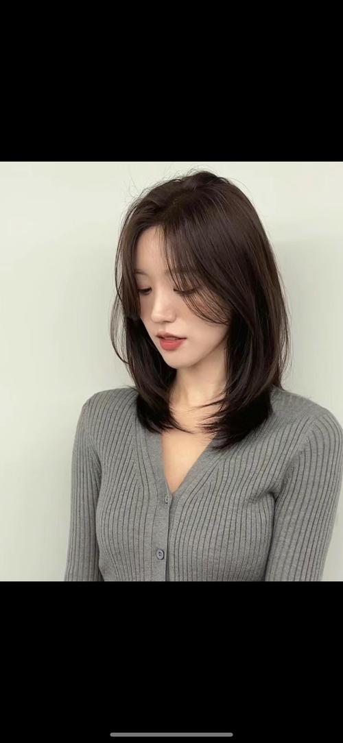 今年夏天流行什么发型_清爽短发显年轻，层次发型气质佳，青灰染发时尚