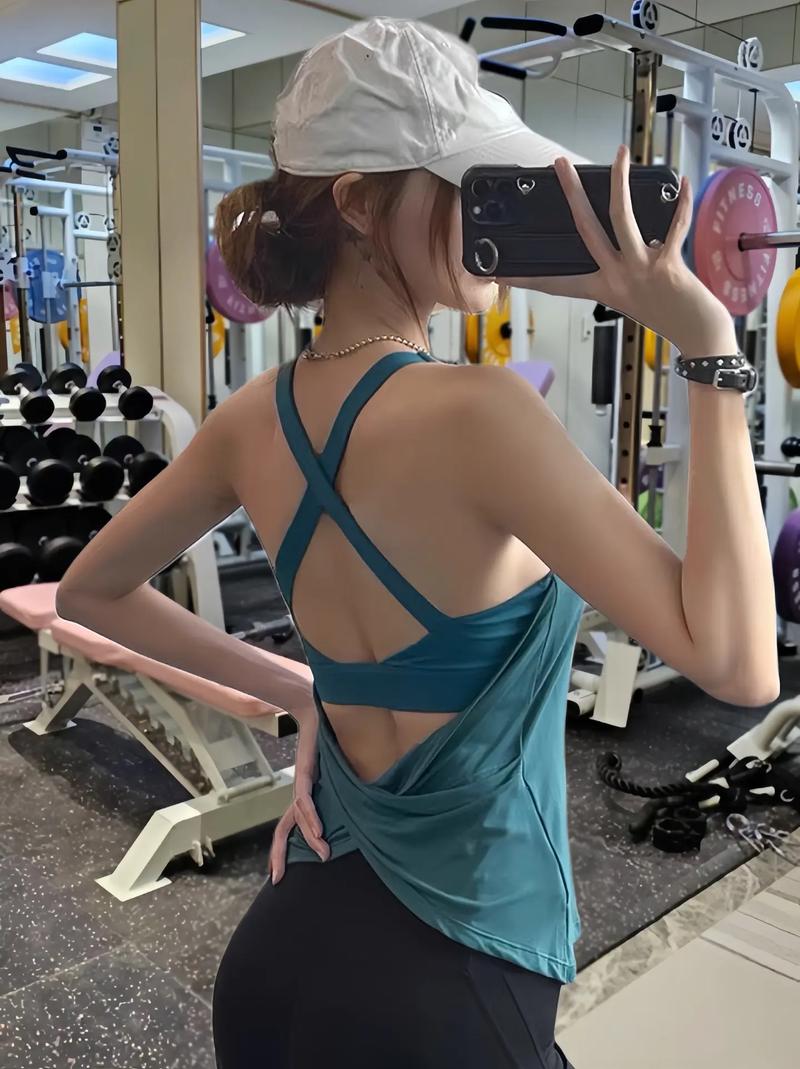 女性健身背部图片_女性练出马甲线背，健身好处多