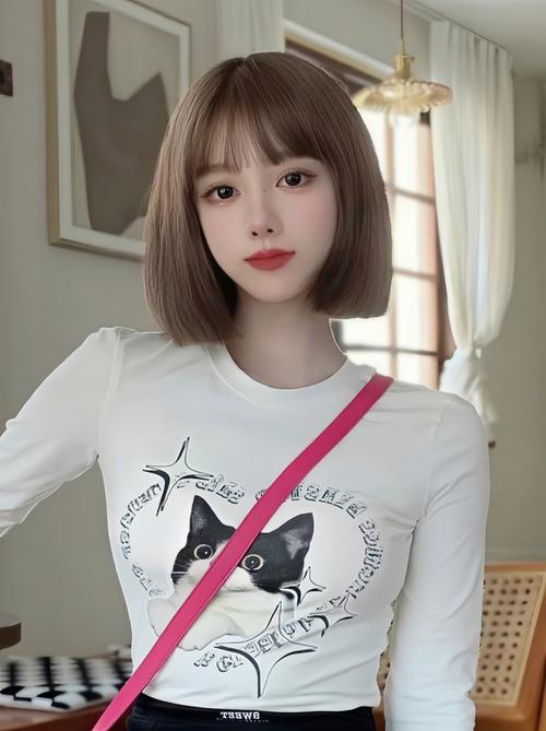 倒瓜子脸适合什么发型_刘海+蓬松卷发,显脸小显气质 倒瓜子脸适合什么发型_刘海+蓬松卷发,显脸小显气质