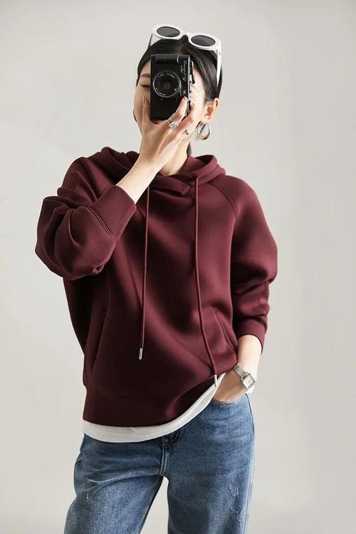 连帽卫衣搭配图片_2024秋男生连帽卫衣穿搭指南,显气质又百搭! 连帽卫衣搭配图片_2024秋男生连帽卫衣穿搭指南,显气质又百搭!