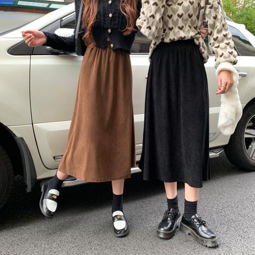 灯芯绒半身裙子搭配什么好看_显瘦复古，秋冬必备！