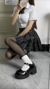 女生jk配黑丝穿小白鞋_JK制服搭黑丝小白鞋，青春又显气质