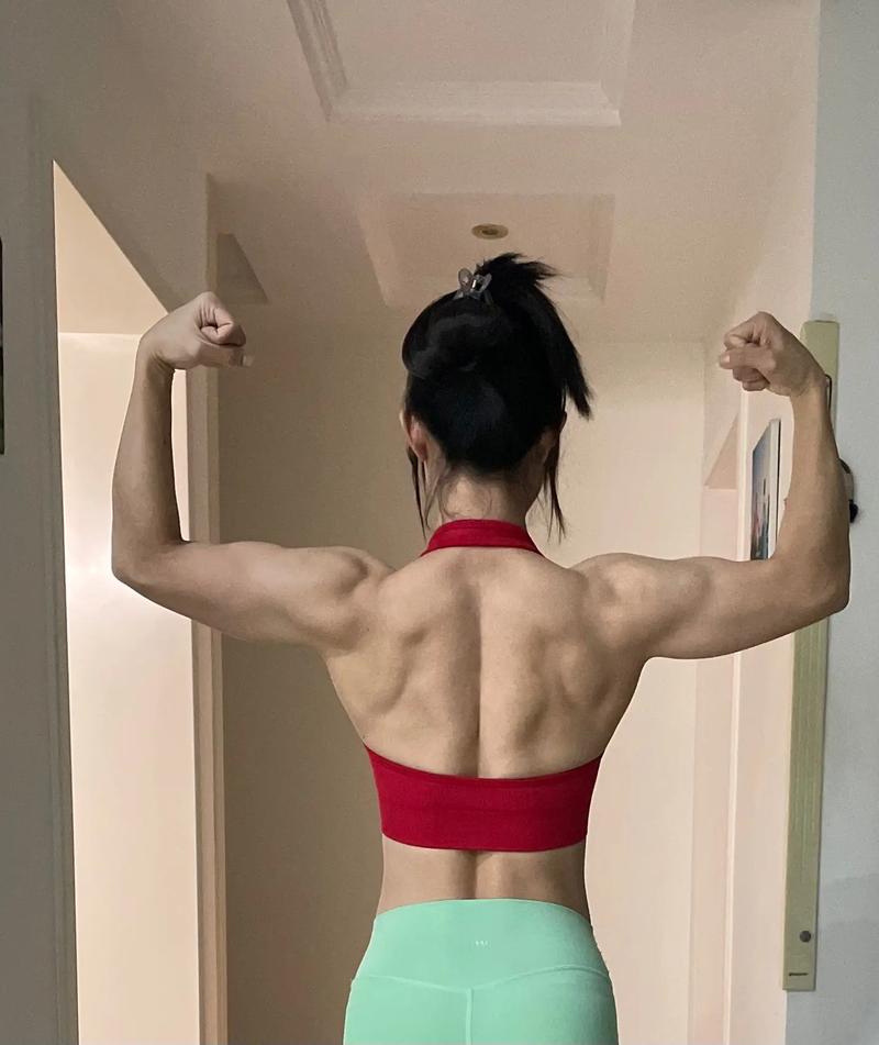 女性健身背部图片_女性练出马甲线背，健身好处多