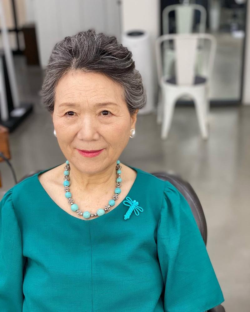 六十岁以上老人如何化妆_陪妈化妆，越老越美！