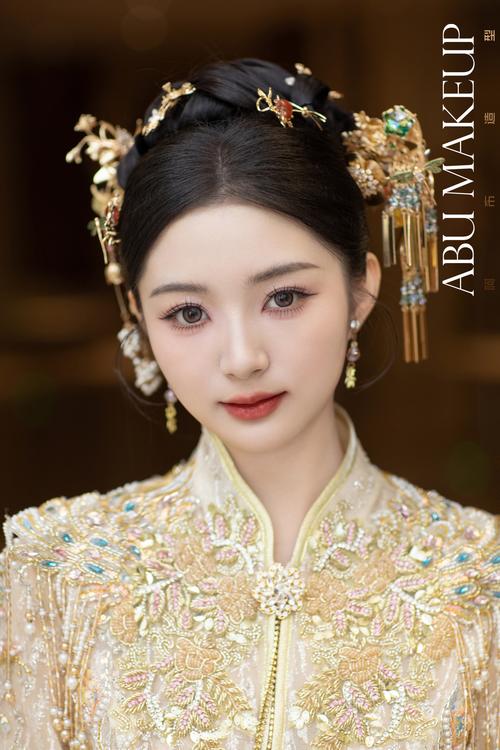 五种简单的新娘发型_地中海编发到高发髻丸子头，总有一款适合你！