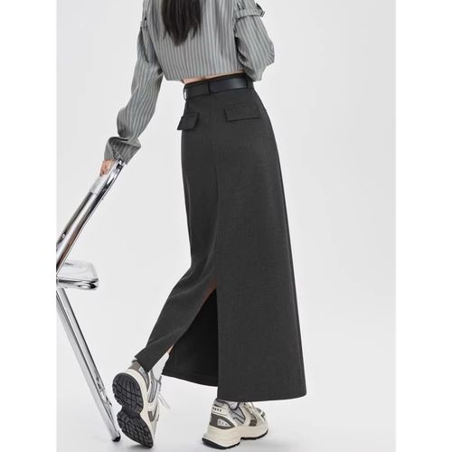 深灰色半身长裙配什么上衣_百搭深灰半身裙，配啥都好看！