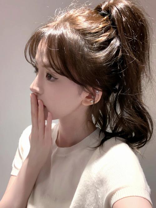 直发扎马尾头顶蓬松_分头扎发+增高夹，头型更饱满