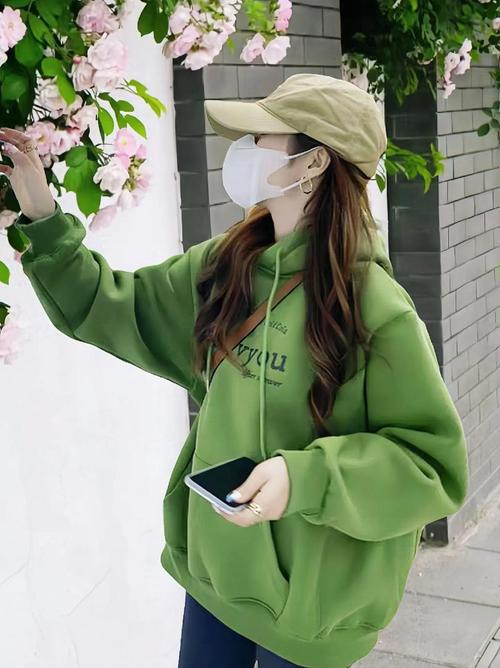 浅绿色外套配什么裤子_浅绿外套多搭配，裤鞋选对显品味