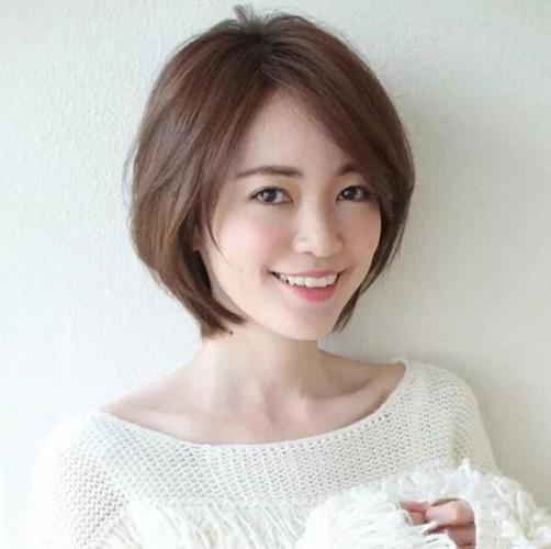 45岁女人发型显年轻_45岁女性锁骨卷短发,显年轻洋气气质 45岁女人发型显年轻_45岁女性锁骨卷短发,显年轻洋气气质