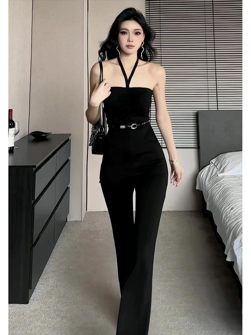 露肩连体裤配蕾丝choker,性感优雅又个性 露肩连体裤配蕾丝choker,性感优雅又个性