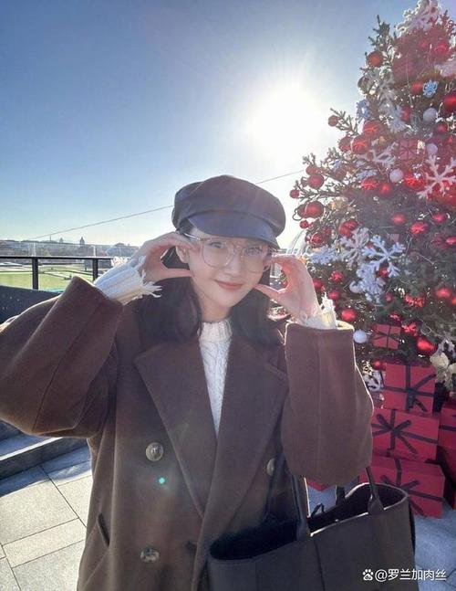 贝雷帽配白色毛衣_秋冬时尚配饰,显气质又保暖 贝雷帽配白色毛衣_秋冬时尚配饰,显气质又保暖