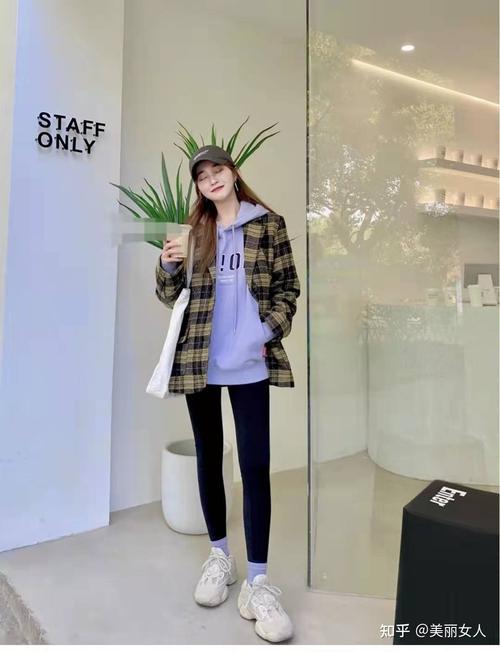 戴帽卫衣外套搭配图片_卫衣外套搭配技巧与风格解析