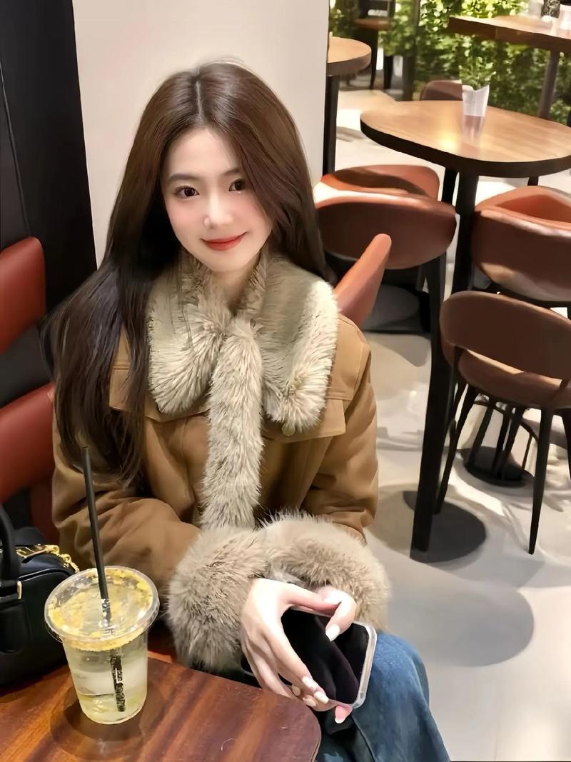 棕色短外套配什么颜色裤子_棕色外套这样搭不闷!撞色提亮显时尚 棕色短外套配什么颜色裤子_棕色外套这样搭不闷!撞色提亮显时尚