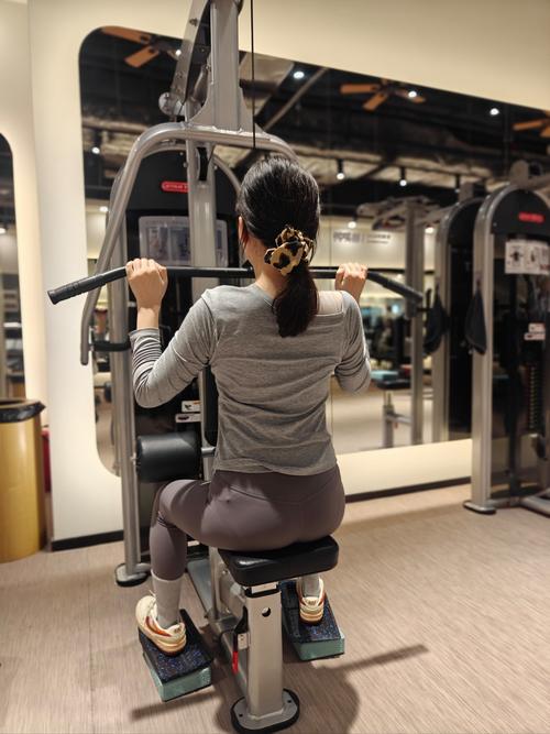 中年女性健身背部训练_中年女人练背改善体态,动作标准很重要 中年女性健身背部训练_中年女人练背改善体态,动作标准很重要