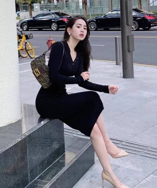 配包臀裙最忌三种鞋子_选密实冷灰,配西装外套,尖头高跟鞋显腿长 配包臀裙最忌三种鞋子_选密实冷灰,配西装外套,尖头高跟鞋显腿长