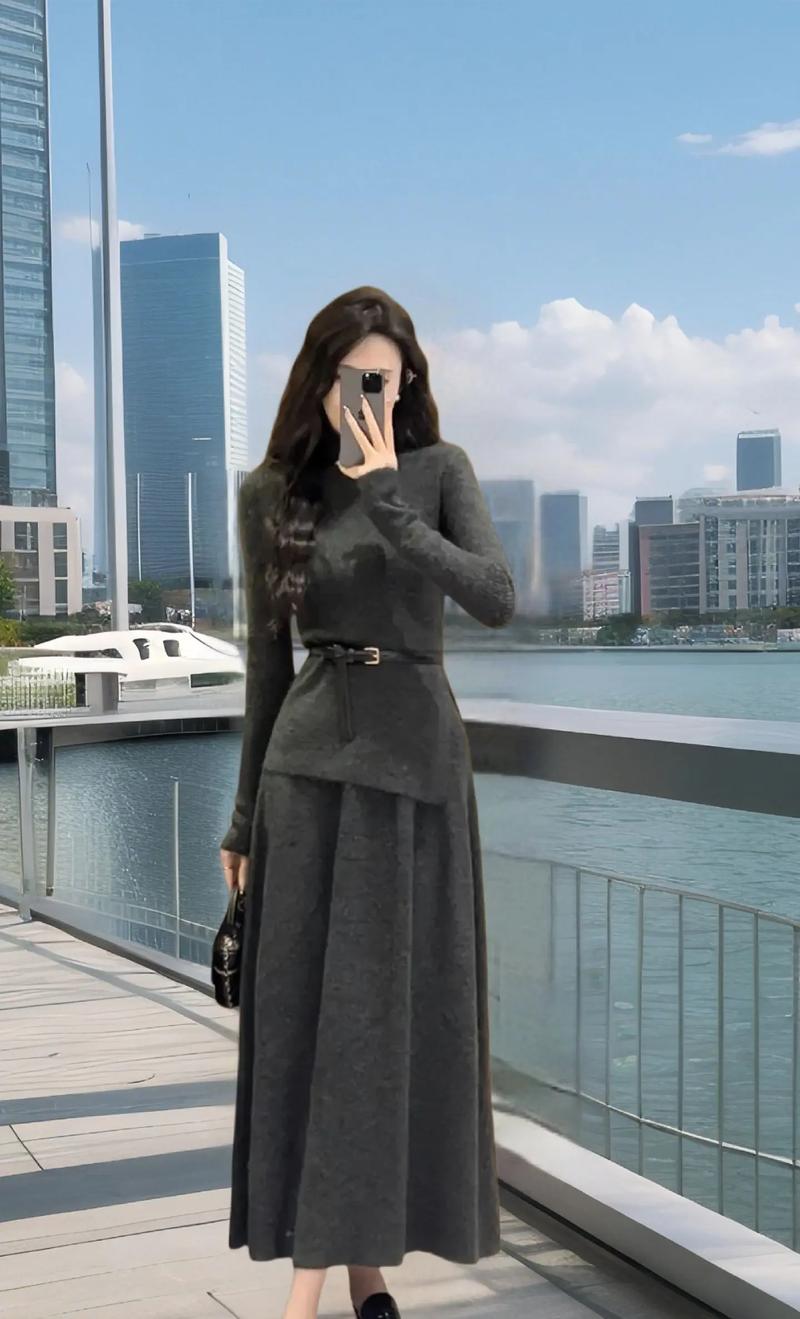 毛线裙搭配上衣图片_毛衣裙百搭又显瘦，秋冬季必备！