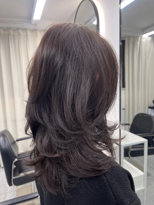 大扁脸适合什么发型_空气刘海短发柔化脸型,超短发层次显立体,中分卷发慵懒修饰,长卷发刘海颜色添时尚 大扁脸适合什么发型_空气刘海短发柔化脸型,超短发层次显立体,中分卷发慵懒修饰,长卷发刘海颜色添时尚