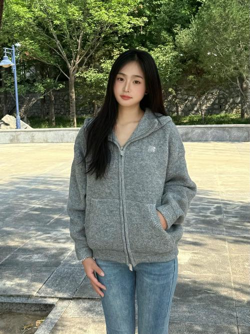 连帽毛衣搭配图_克莱因蓝连帽毛衣，时尚百搭显白！