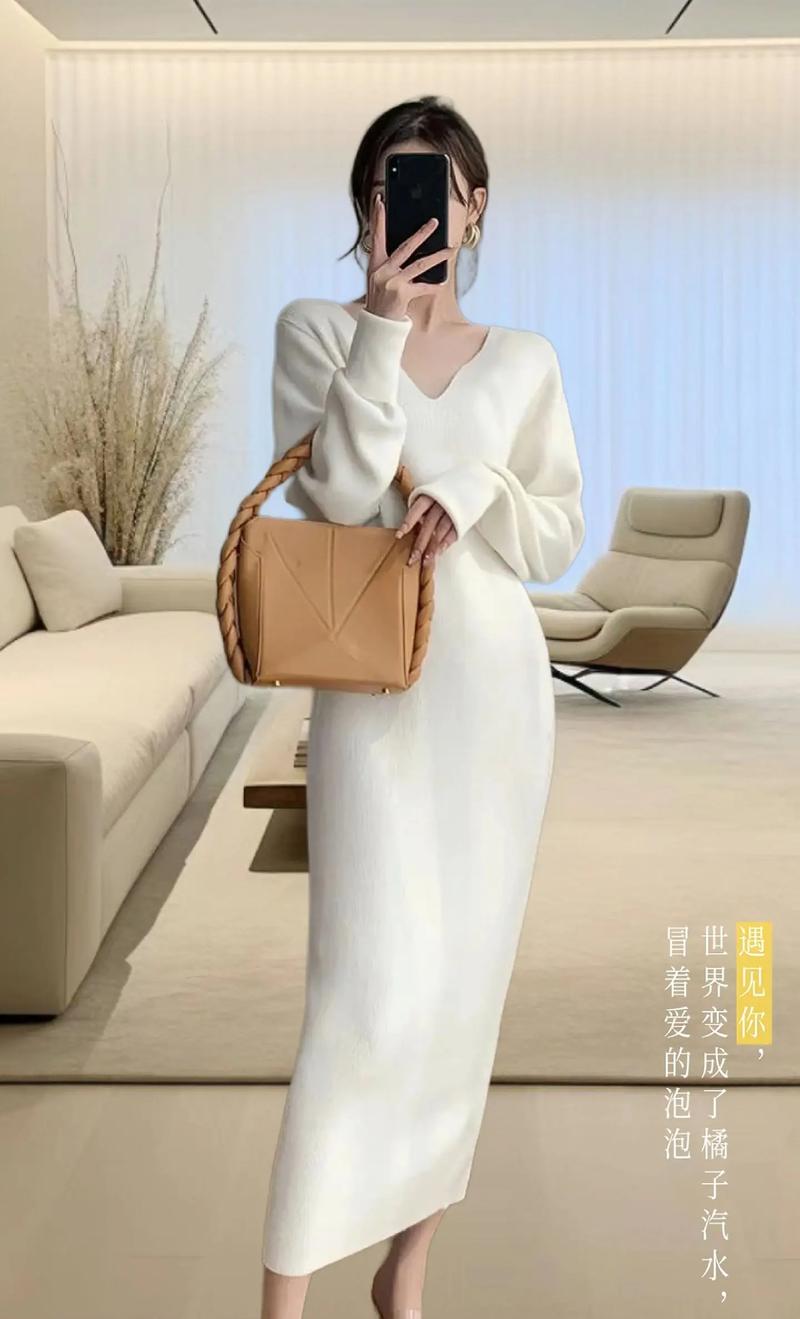 针织裙搭配什么鞋子_针织裙配短靴显腿长，乐福鞋显知性，颜色呼应百搭