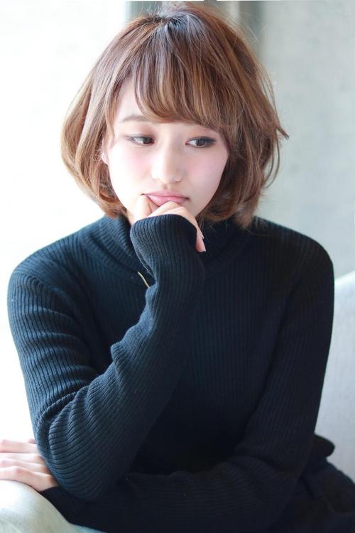 倒三角形脸适合的发型_倒三角脸侧分微卷，柔化额头显脸小