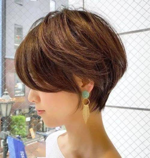 扁平头最忌三个发型_扁头避低马尾，选蓬松短发显头型饱满