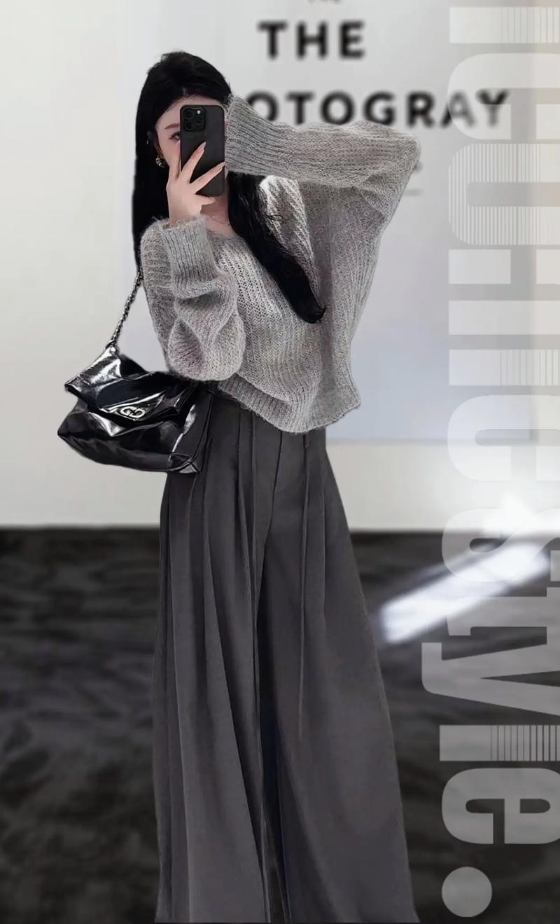 深灰色裤子搭配上衣_百搭显瘦显气质