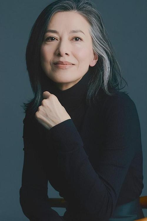 58岁白发女人适合什么发型_侧弧短发显年轻，气质立现