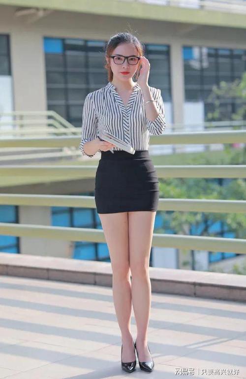 长包臀裙配什么鞋好看_长包臀裙配高跟鞋，通勤柔美显气质