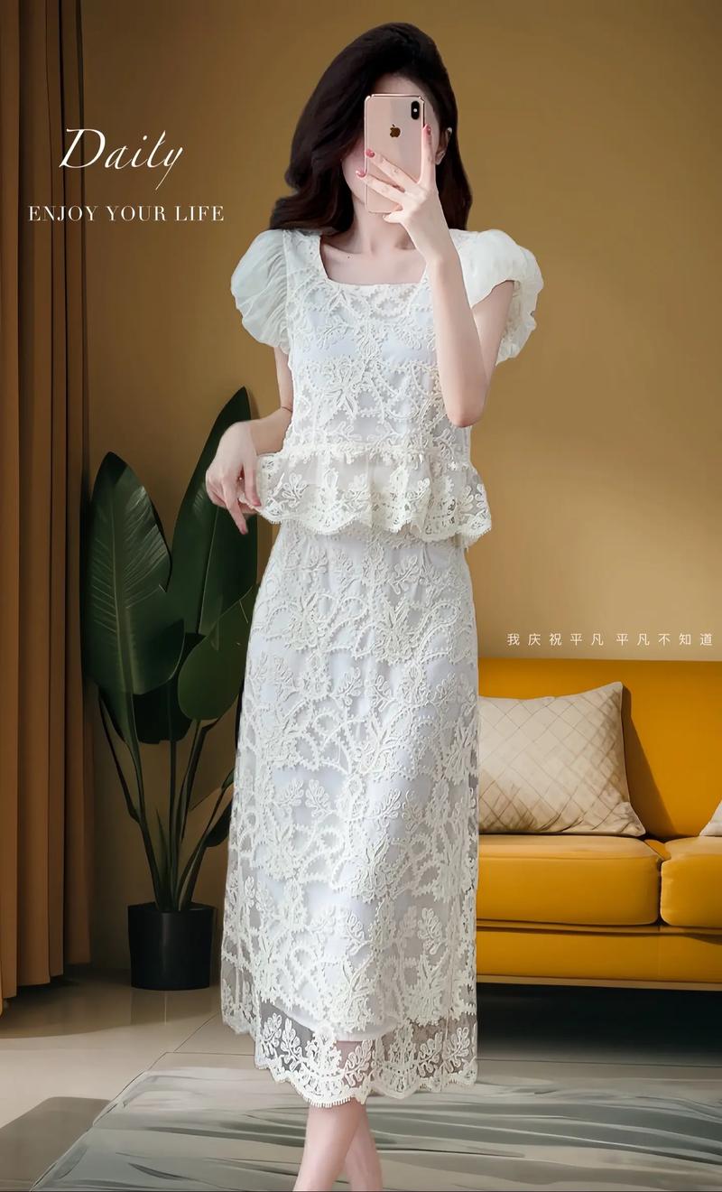 蕾丝连衣裙配什么鞋子_黑凉鞋到高跟鞋，风格全变！