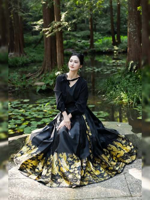 马面裙穿什么鞋_马面裙搭配多款鞋子,风格多变显时尚 马面裙穿什么鞋_马面裙搭配多款鞋子,风格多变显时尚