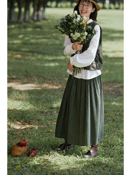 灯芯绒半身裙可以搭配风衣吗_色彩与比例全攻略