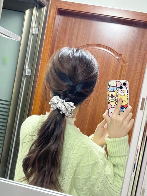 韩系慵懒风低马尾扎法_低马尾发型，时尚又百搭，轻松展现你的个性魅力！