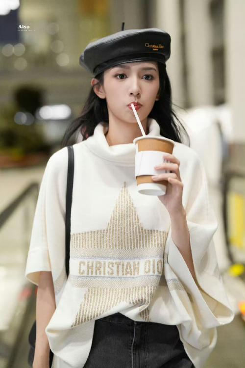 冬日高领毛衣配贝雷帽，优雅又保暖