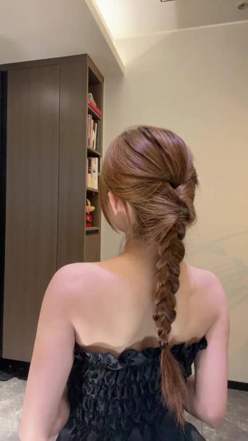 扁头女孩必备饱满后脑勺发型_秋冬防扁头,马尾半发髻,发型变饱满 扁头女孩必备饱满后脑勺发型_秋冬防扁头,马尾半发髻,发型变饱满